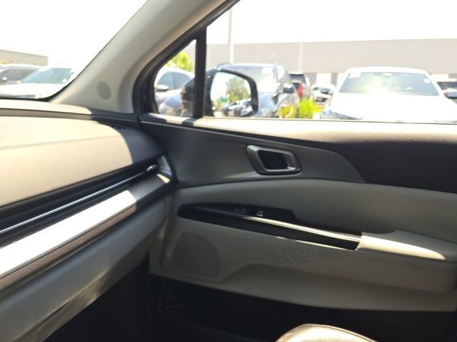 Used 2024 Kia Carnival LX FWD image 14