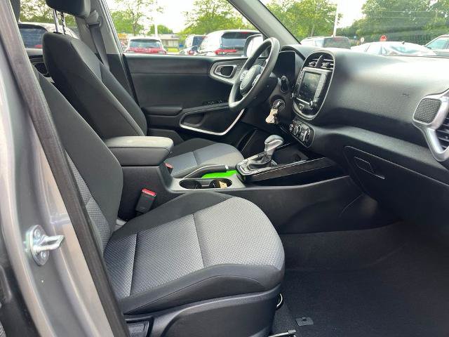 Used 2025 Kia Soul LX w/ LX Technology Package FWD image 11