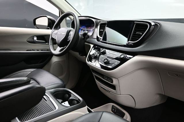 Used 2024 Chrysler Pacifica Touring-L FWD image 13