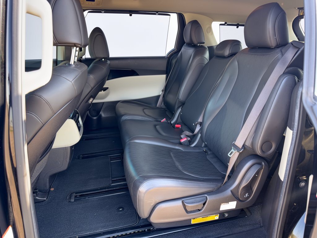 Used 2022 Kia Carnival EX FWD image 25