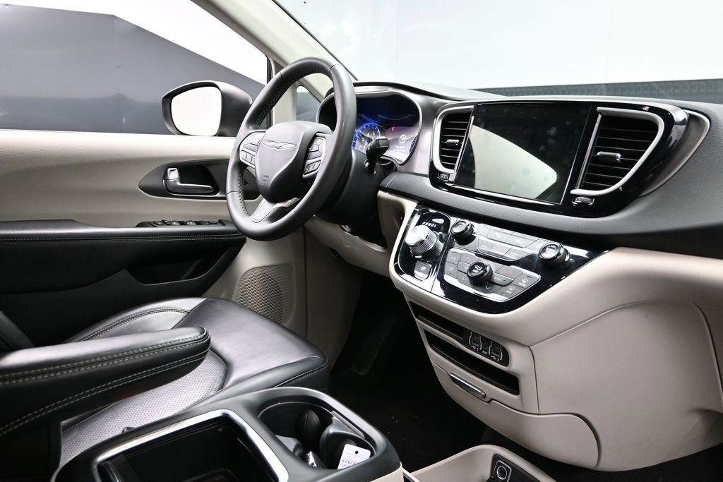 Used 2023 Chrysler Pacifica Touring-L FWD image 14