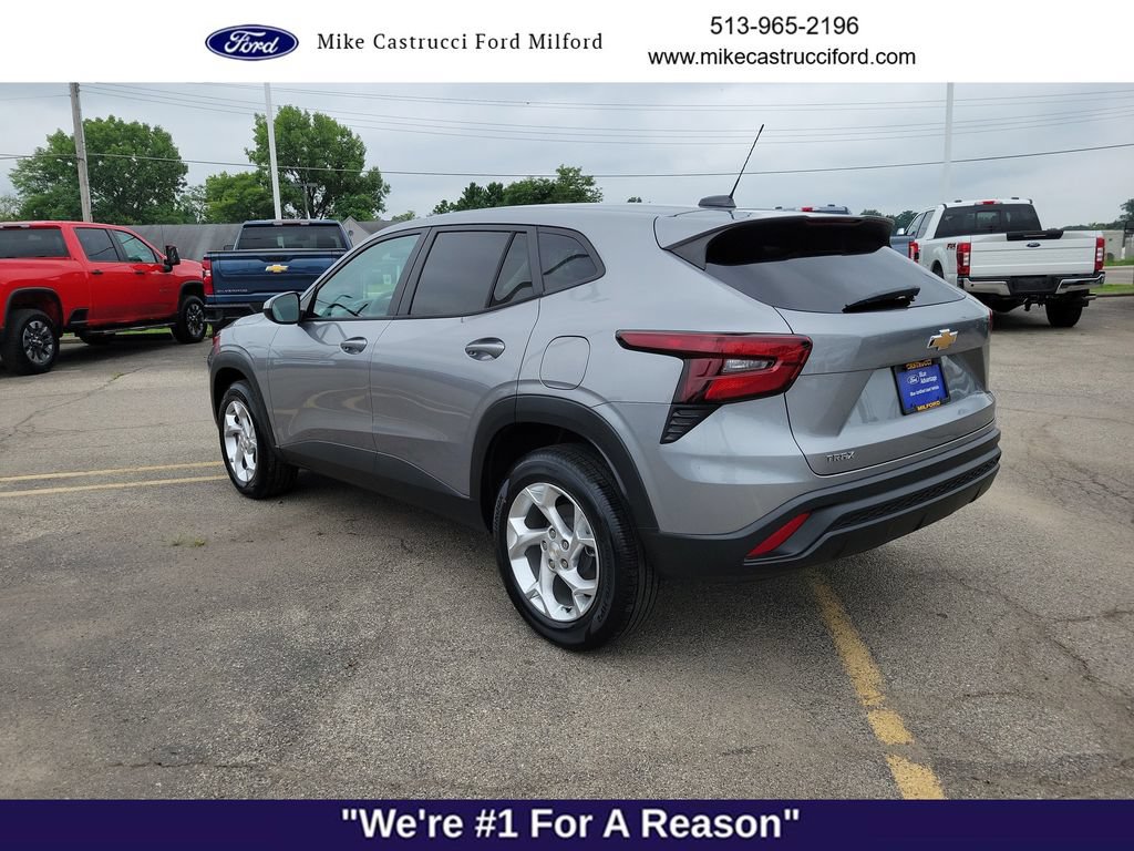 Used 2024 Chevrolet Trax LS w/ LS Convenience Package FWD image 3