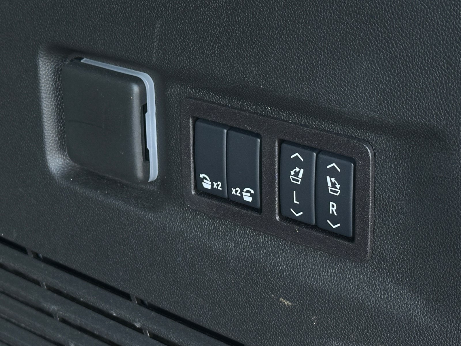Used 2026 Chevrolet Suburban High Country AWD/4WD image 24