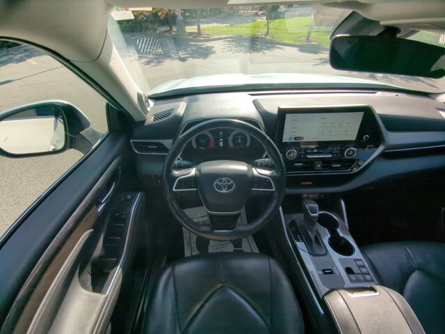 Used 2023 Toyota Highlander Limited FWD image 31