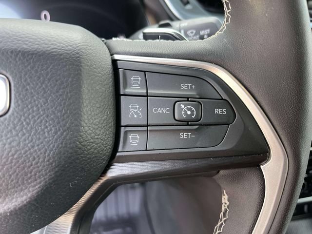 Used 2025 Jeep Grand Cherokee Altitude AWD/4WD image 33