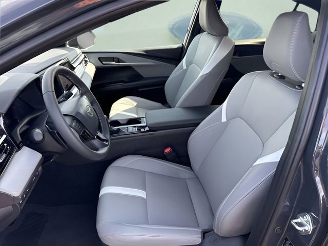 Used 2025 Toyota Camry SE w/ Convenience Package FWD image 18