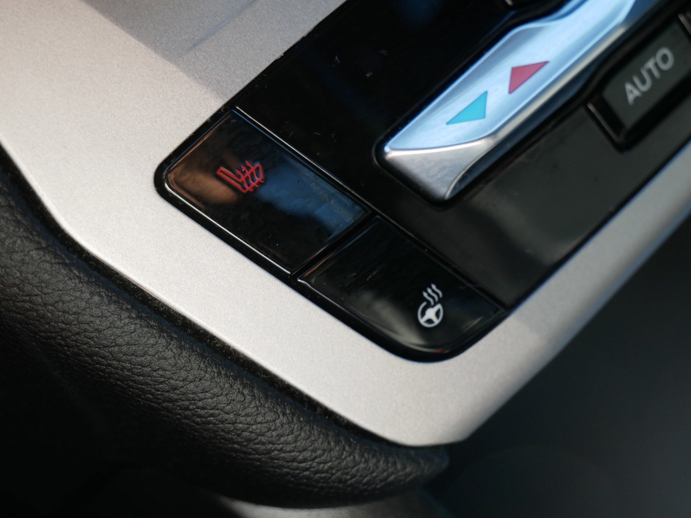 Certified 2022 Ford Explorer XLT w/ Equipment Group 202A image 32