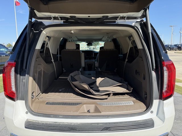 Used 2023 GMC Yukon XL Denali w/ Denali Reserve Package image 9