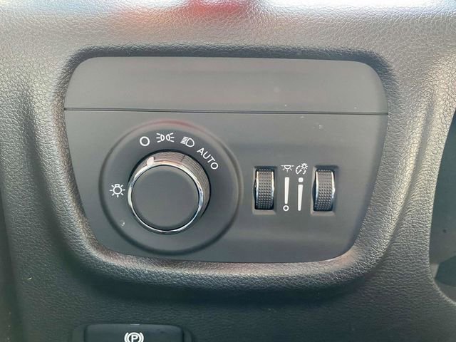 Used 2023 Jeep Grand Cherokee Laredo AWD/4WD image 27