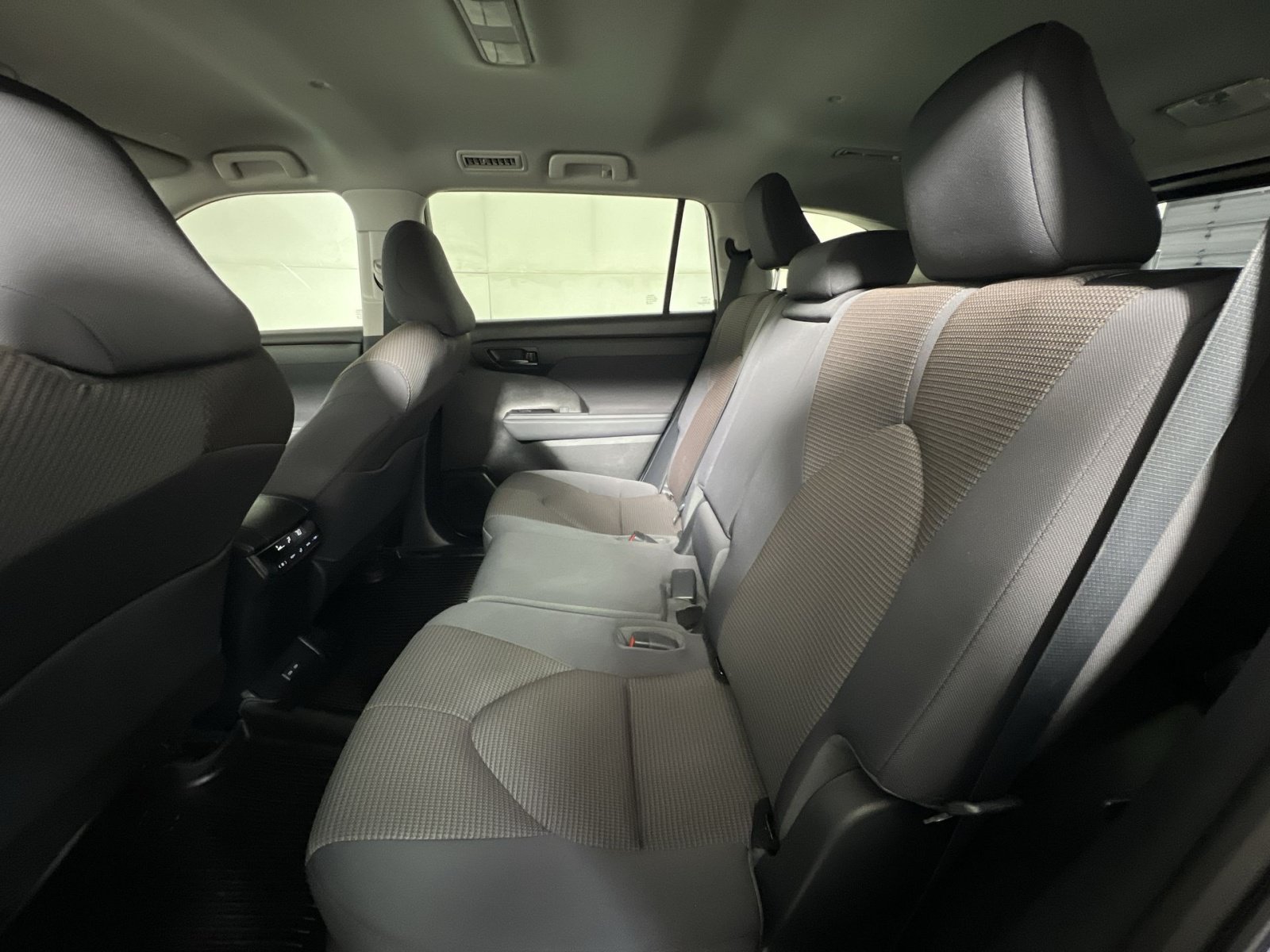 Used 2023 Toyota Highlander LE AWD/4WD image 23