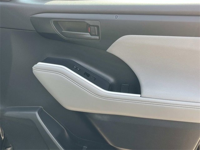 Used 2023 Toyota Highlander LE image 24