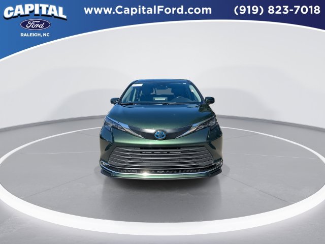 Used 2024 Toyota Sienna XLE FWD image 3