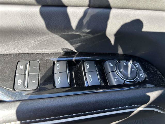Used 2024 Cadillac Escalade Premium Luxury AWD/4WD image 32