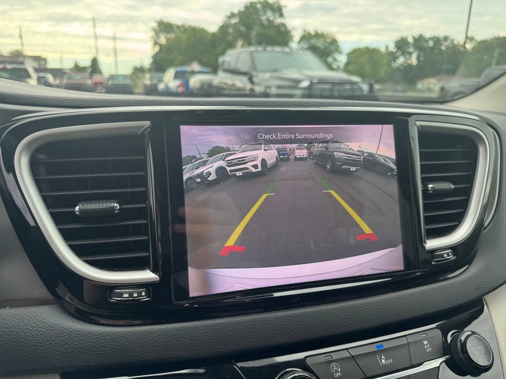 Used 2022 Chrysler Pacifica Touring-L FWD image 11