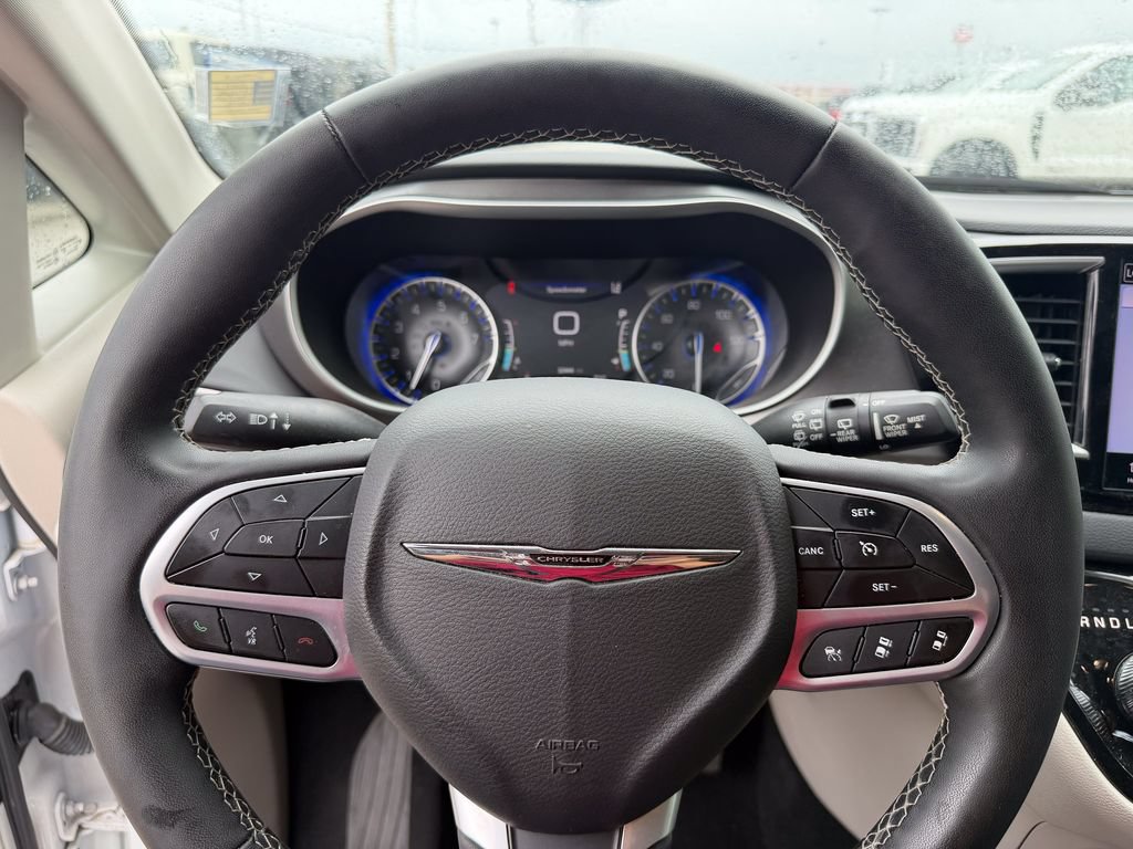 Used 2024 Chrysler Pacifica Touring-L FWD image 28