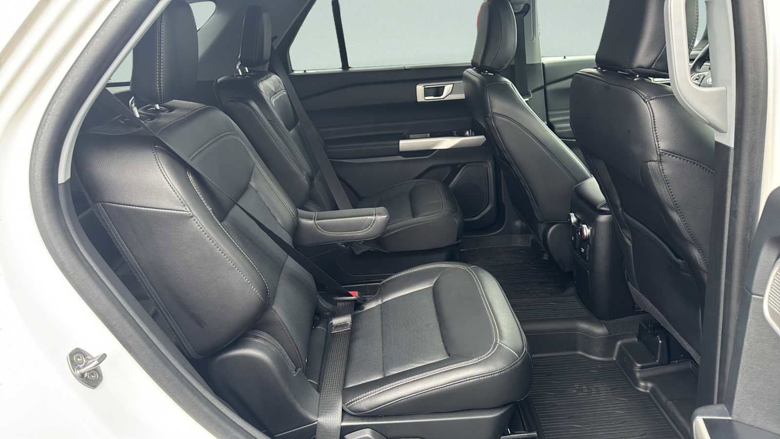 Certified 2022 Ford Explorer Limited w/ Equipment Group 301A image 31