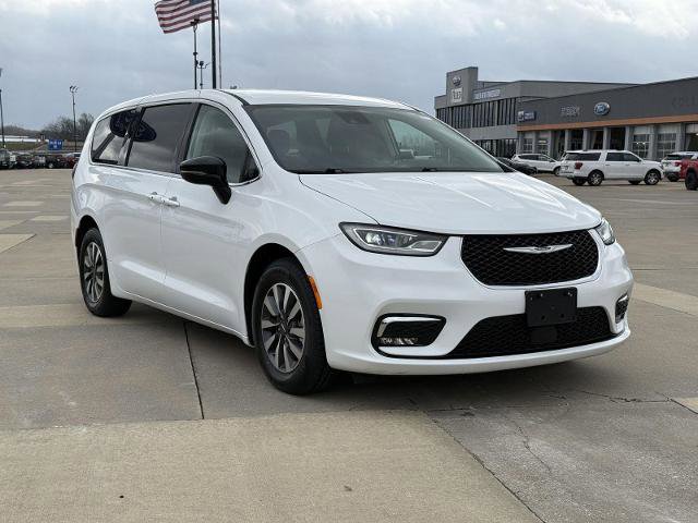 Used 2024 Chrysler Pacifica Limited FWD image 2