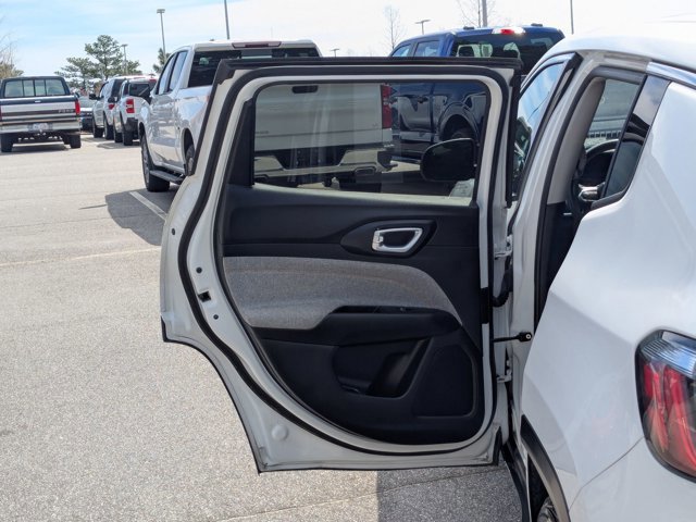 Used 2022 Jeep Compass Sport image 28