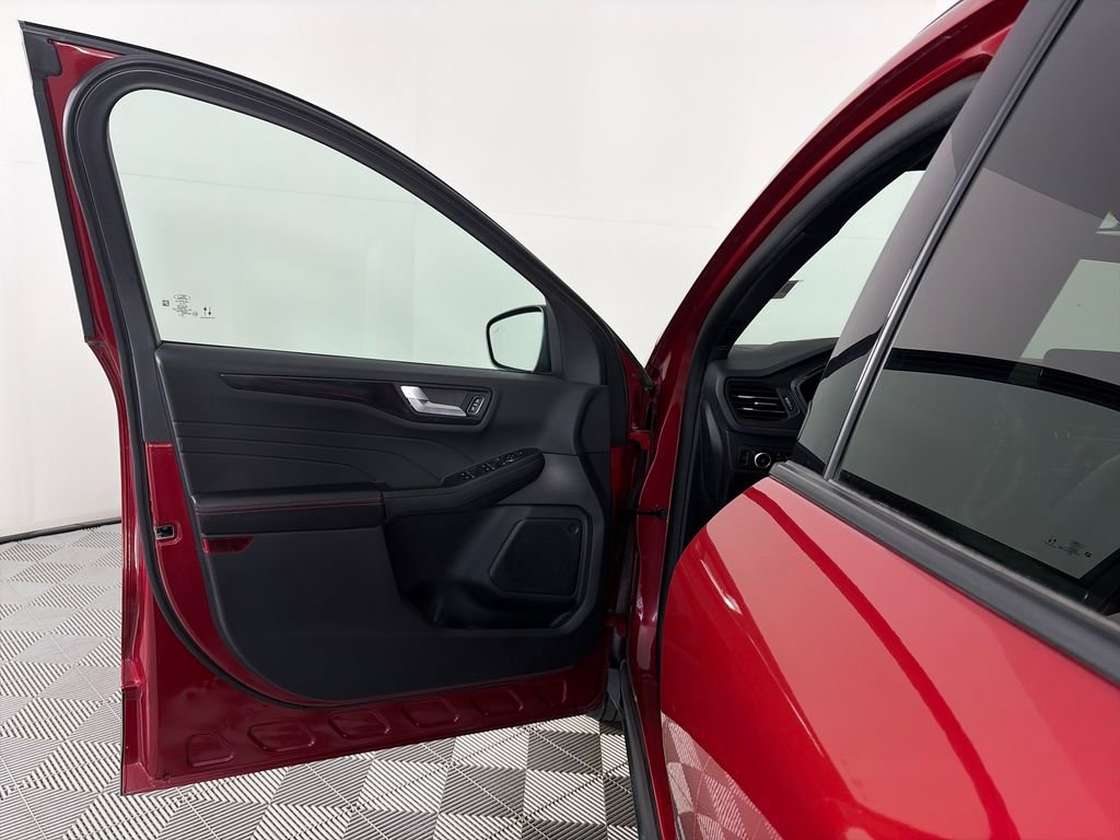 Certified 2025 Ford Escape ST-Line Select AWD/4WD image 10