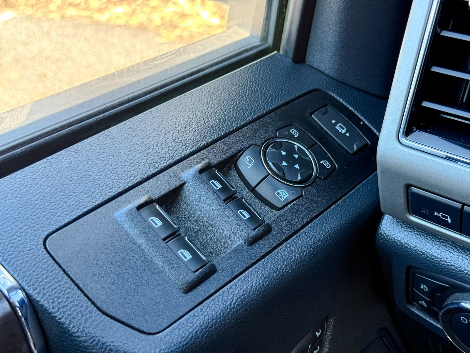 Certified 2022 Ford F350 Lariat w/ Lariat Ultimate Package image 32