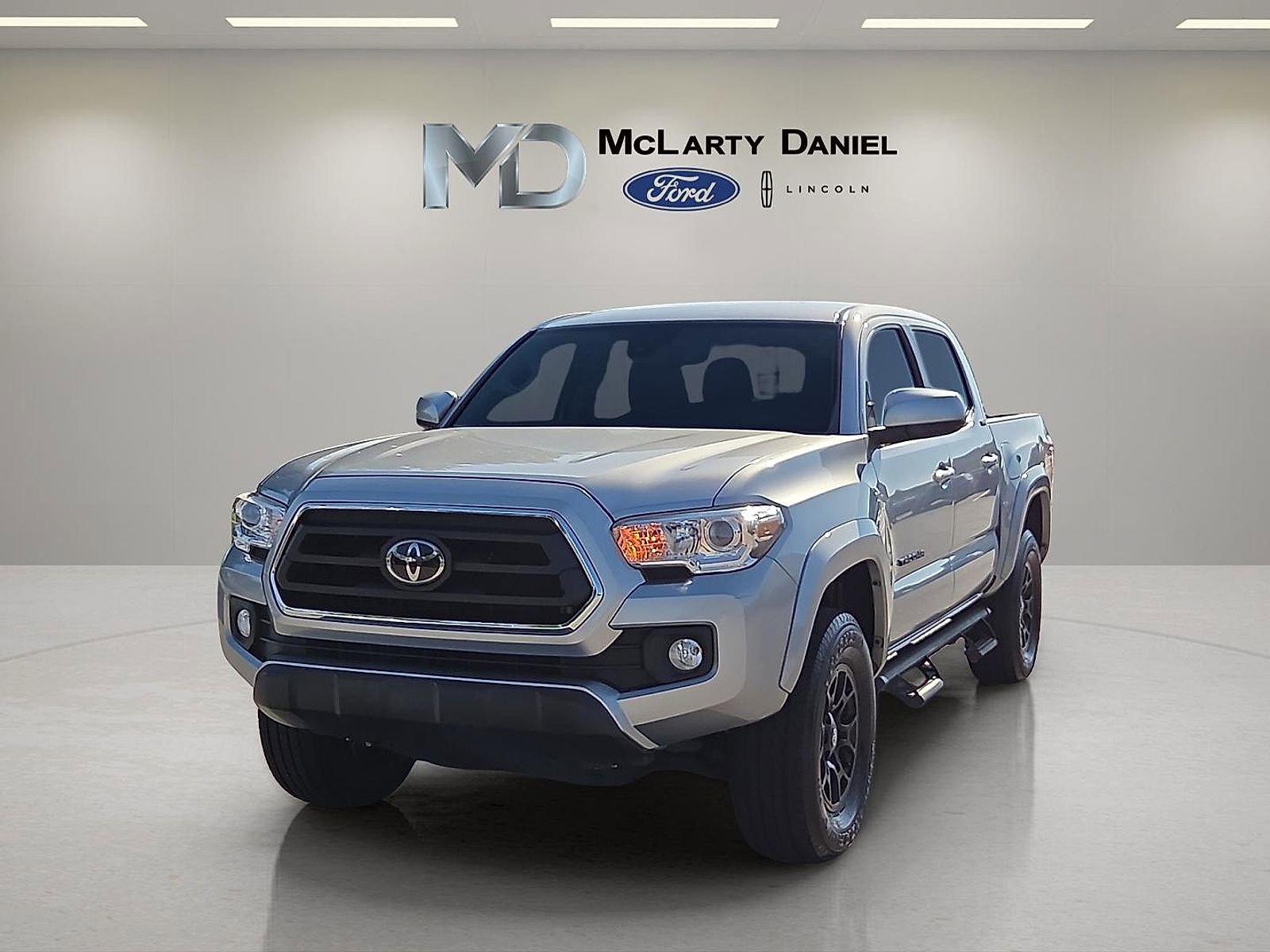 Used 2022 Toyota Tacoma SR5 RWD image 2
