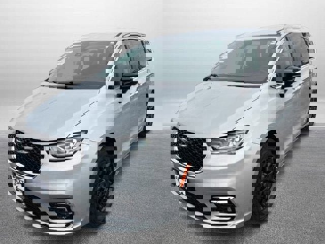 Used 2024 Chrysler Pacifica Touring-L image 6