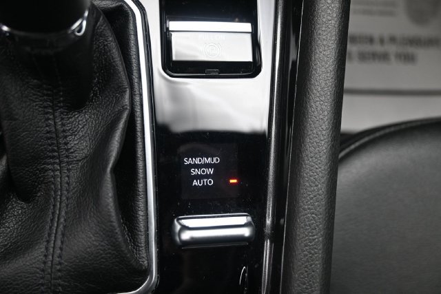 Used 2025 Jeep Compass Latitude w/ Sun & Sound Group AWD/4WD image 17