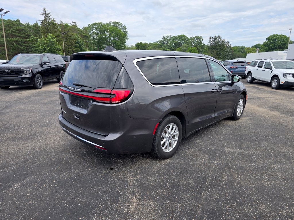 Used 2023 Chrysler Pacifica Touring-L FWD image 5