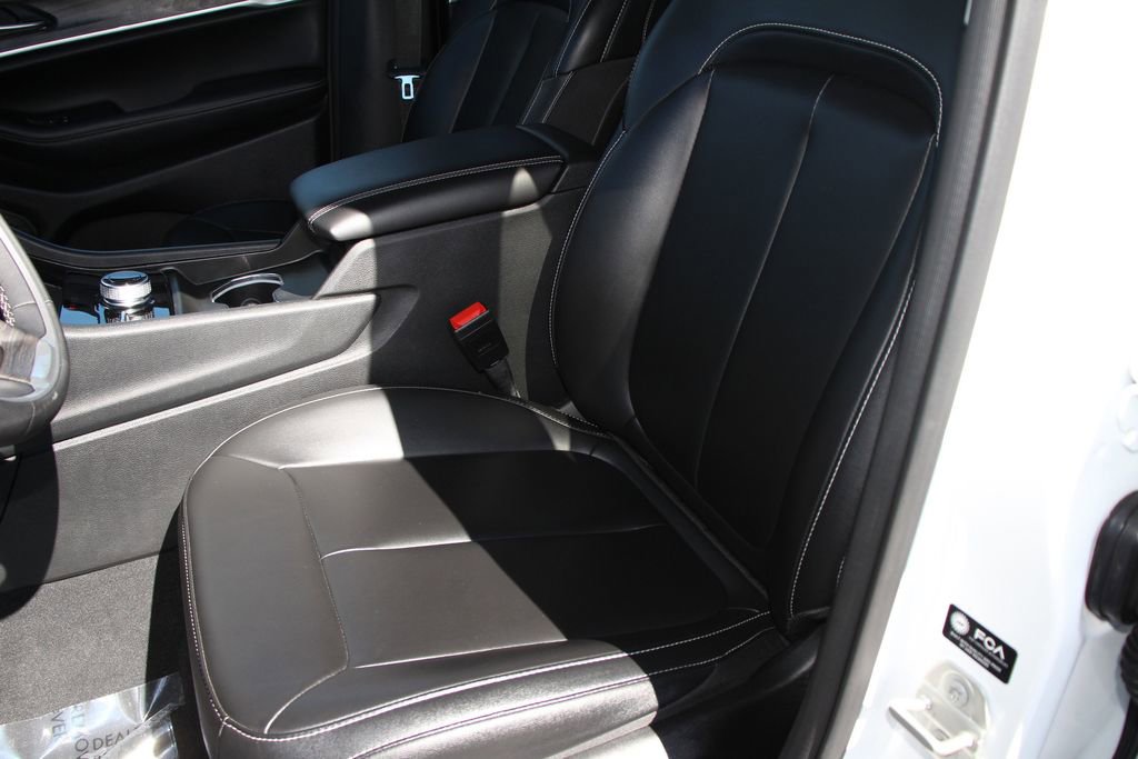 Used 2023 Jeep Grand Cherokee Limited AWD/4WD image 23