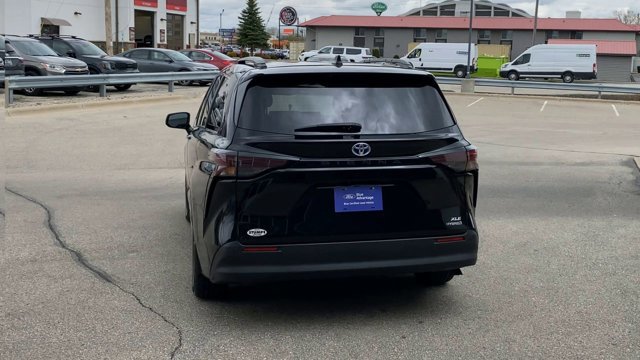 Used 2024 Toyota Sienna XLE w/ XLE Plus Package FWD image 8