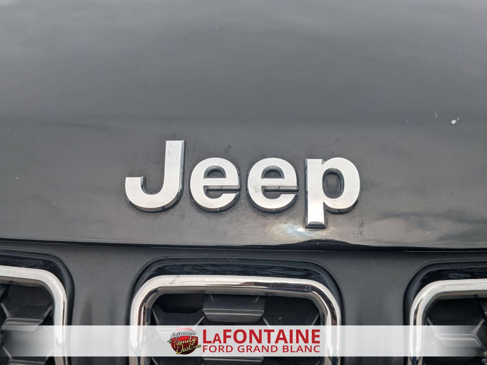 Used 2025 Jeep Compass Latitude w/ Sun & Sound Group AWD/4WD image 9