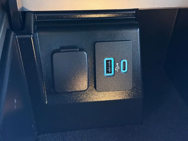 Certified 2022 Ford Explorer XLT w/ Equipment Group 202A image 21