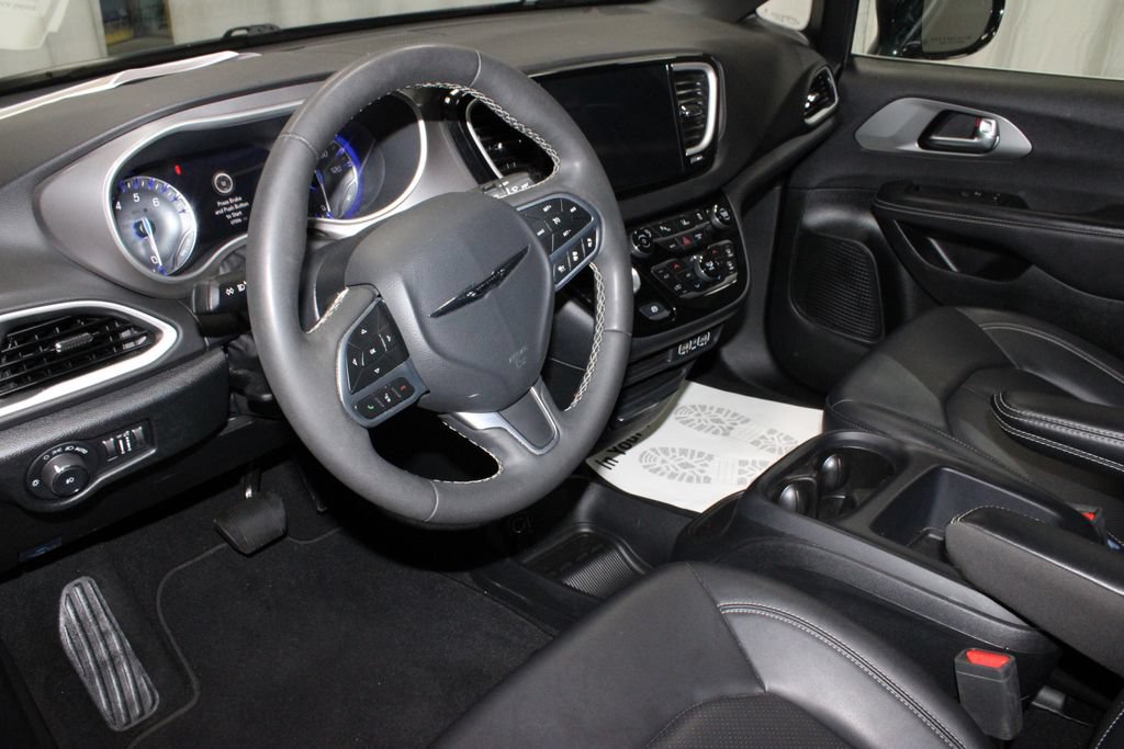 Used 2025 Chrysler Pacifica Select FWD image 23