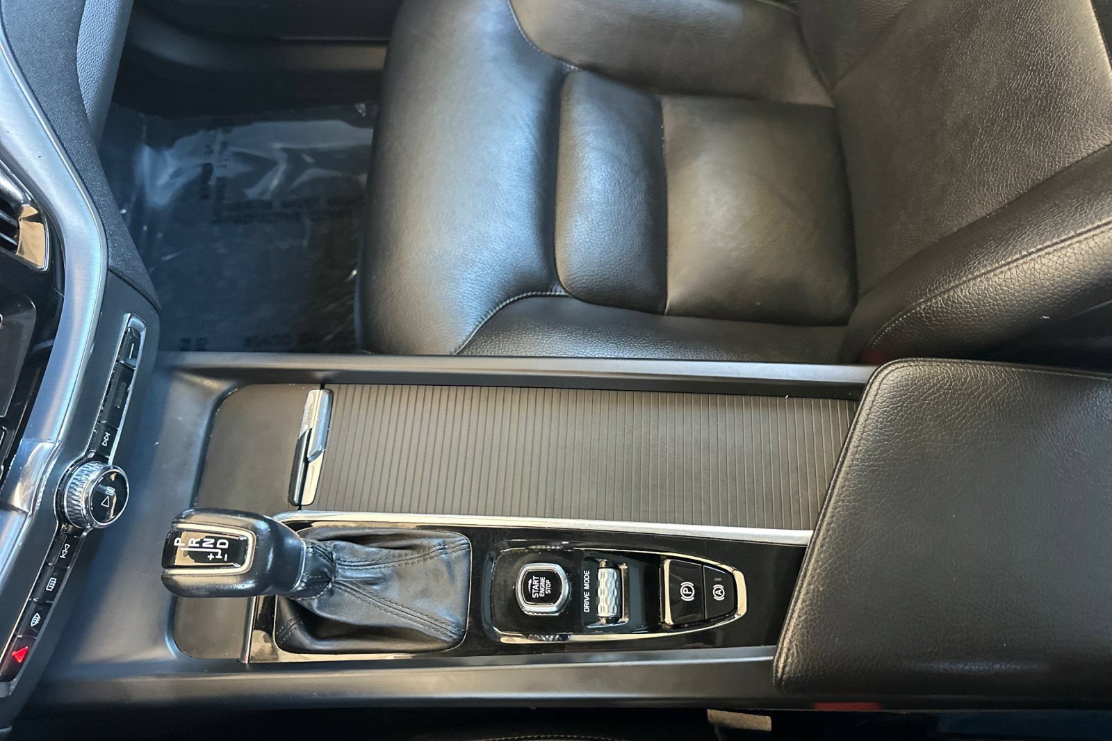 Used 2020 Volvo XC60 T5 Momentum w/ Premium Package AWD/4WD image 32