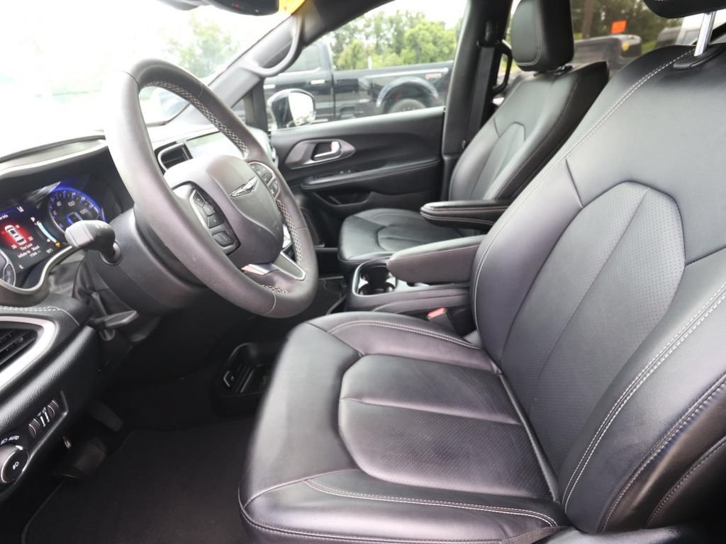 Used 2025 Chrysler Pacifica Select FWD image 2