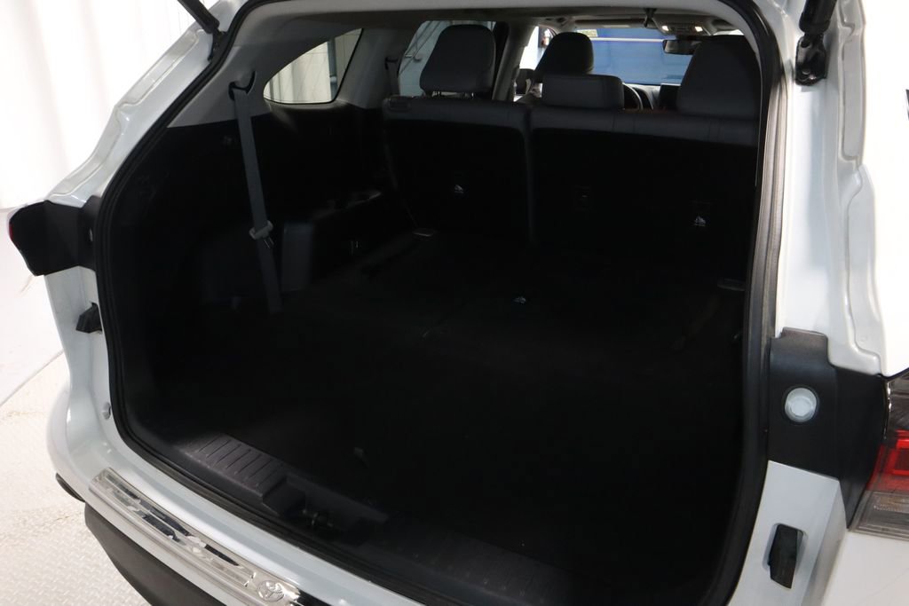 Used 2023 Toyota Highlander XLE FWD image 19
