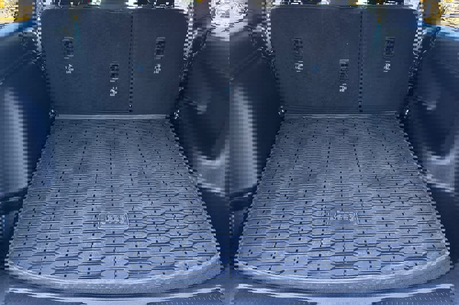 Used 2025 Jeep Grand Cherokee Laredo X w/ Luxury Tech Group I image 15