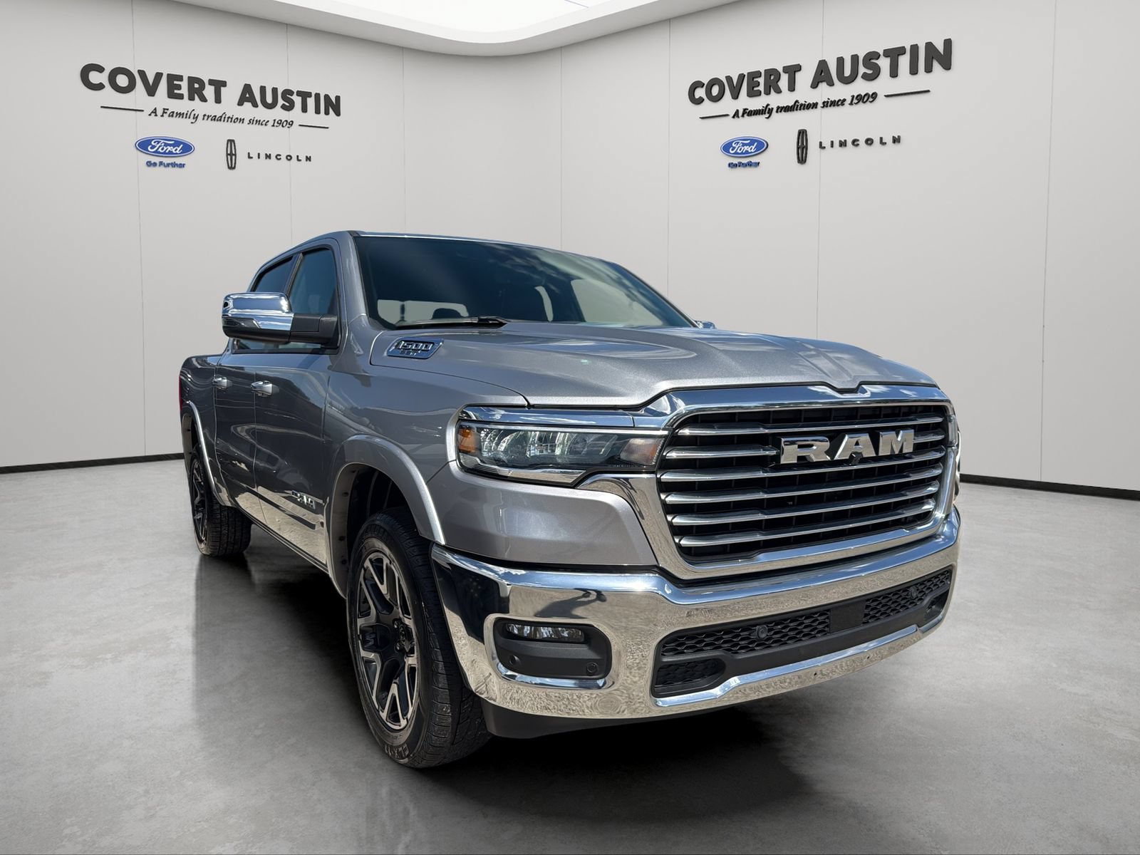 Used 2025 RAM 1500 Laramie AWD/4WD image 8