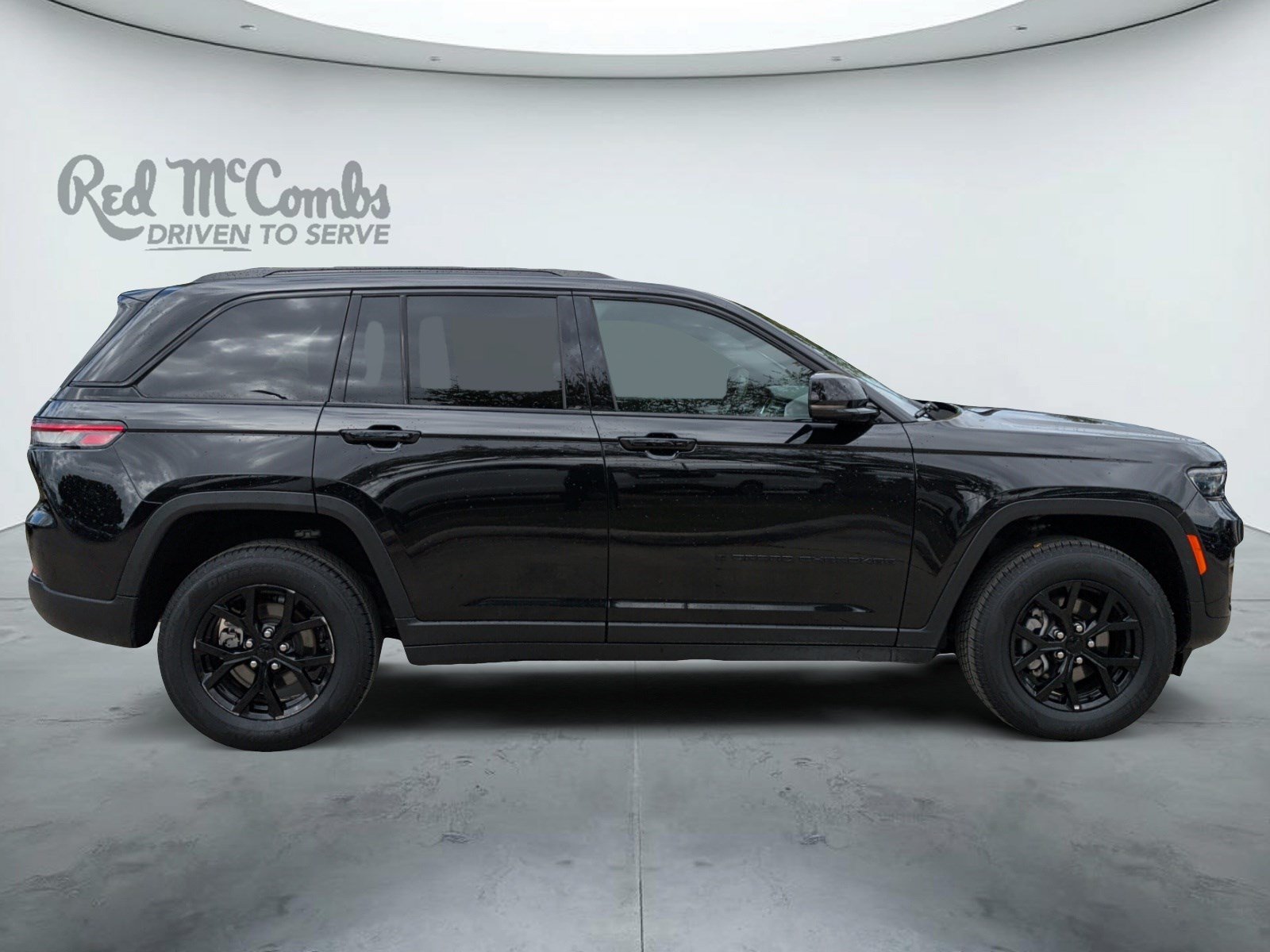 Used 2025 Jeep Grand Cherokee Altitude AWD/4WD image 4