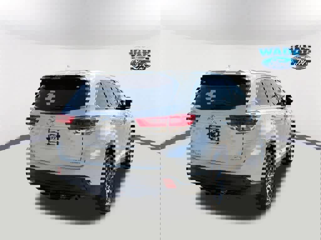 Used 2019 Toyota Highlander XLE w/ Carpet Mat Package (TMS) image 5