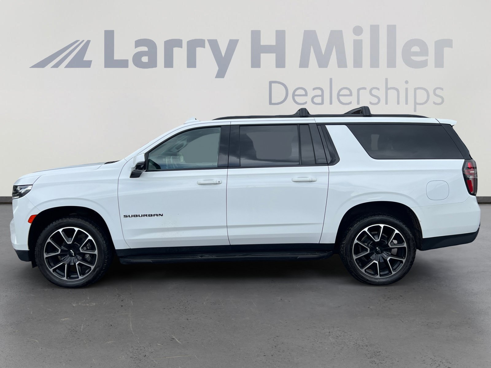 Used 2021 Chevrolet Suburban RST w/ Luxury Package AWD/4WD image 2