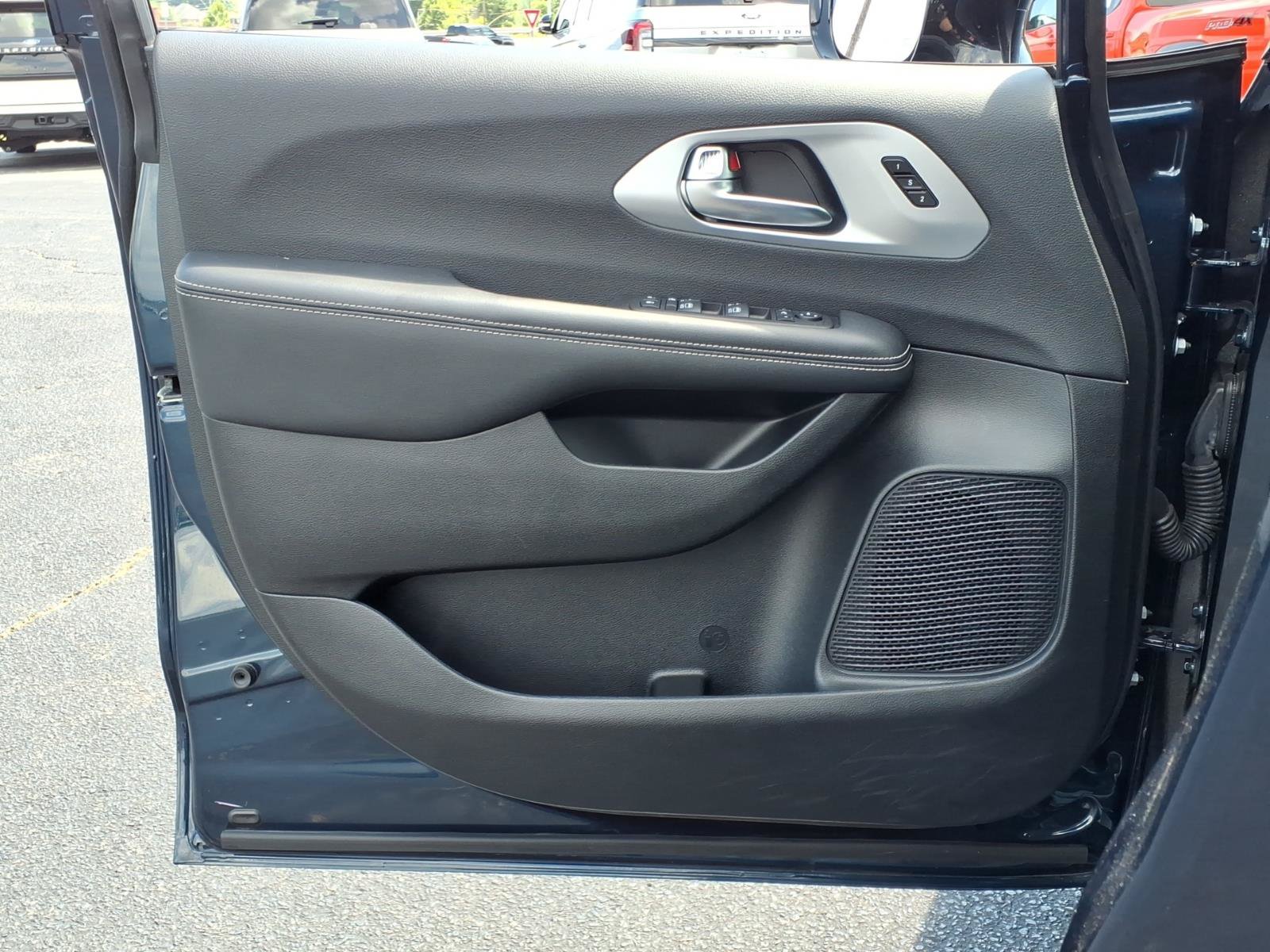 Used 2025 Chrysler Pacifica Limited FWD image 16