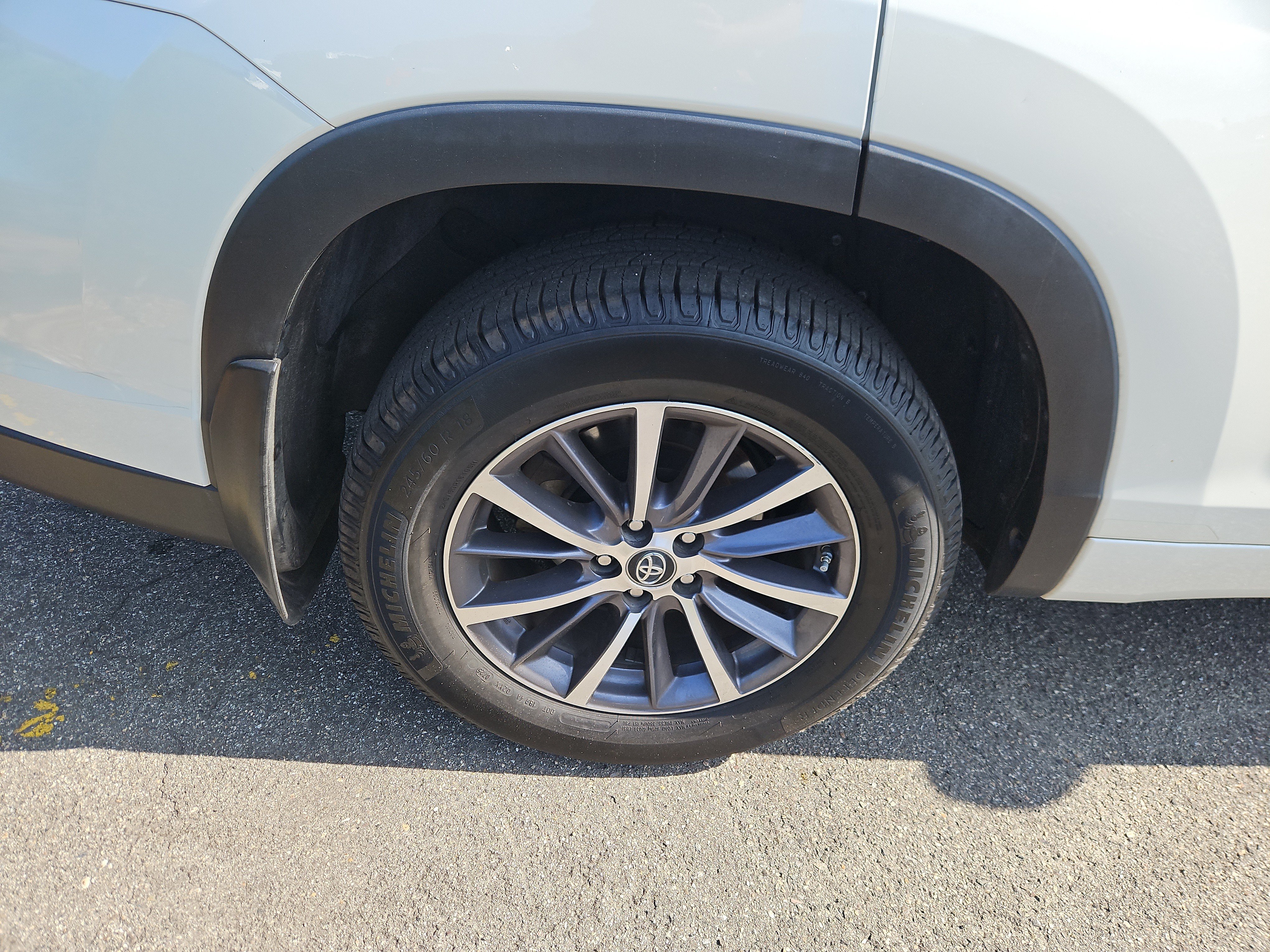 Used 2018 Toyota Highlander XLE AWD/4WD image 35