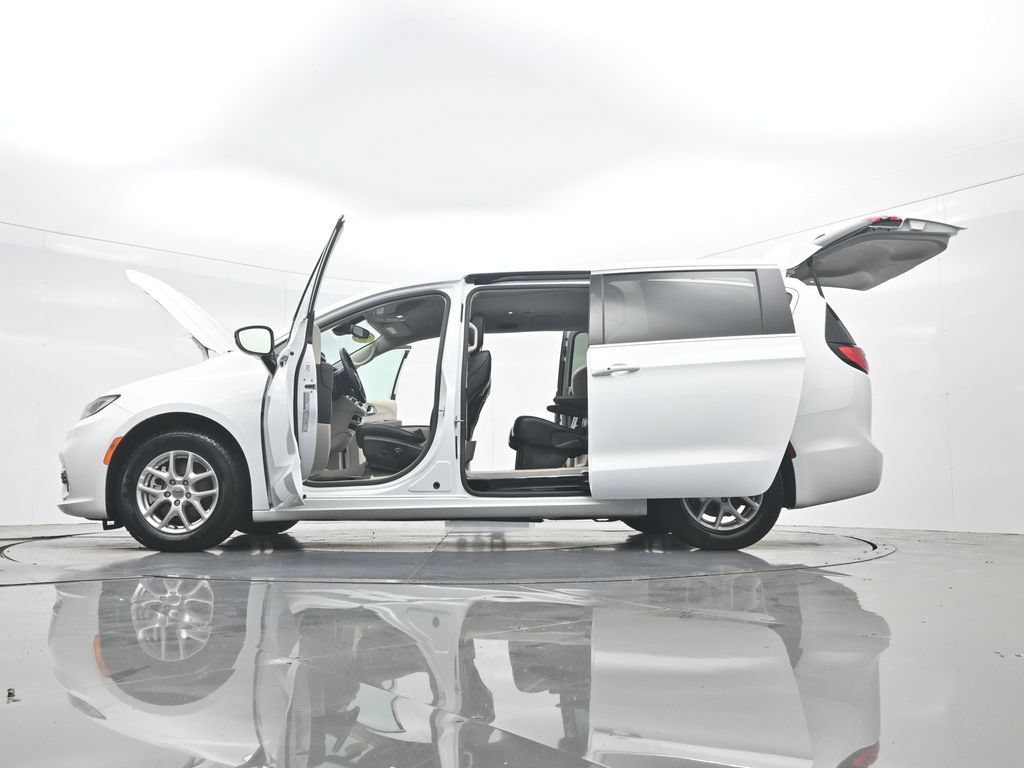 Used 2024 Chrysler Pacifica Touring-L FWD image 45