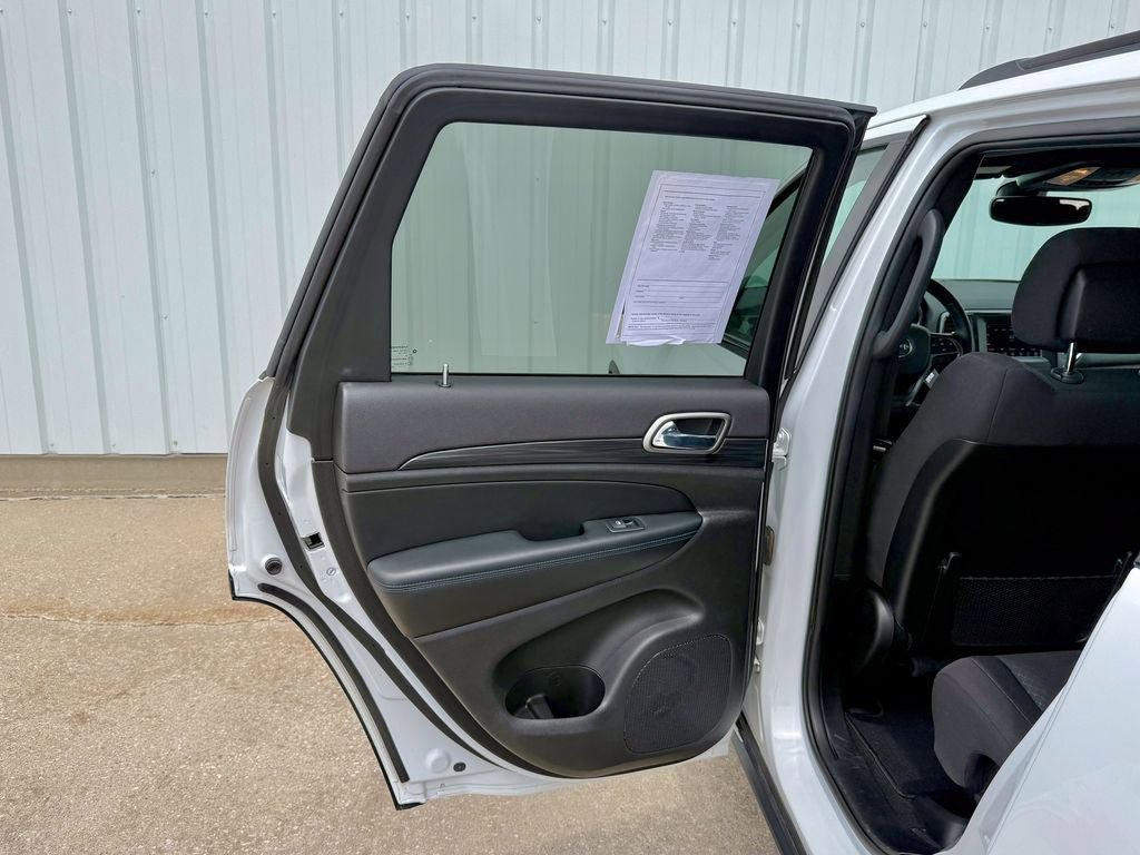 Used 2020 Jeep Grand Cherokee Laredo AWD/4WD image 15