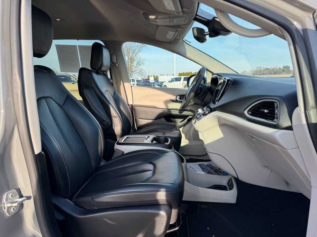 Used 2023 Chrysler Pacifica Touring-L image 13