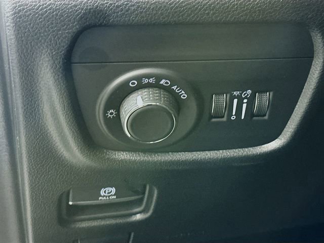 Used 2023 Jeep Grand Cherokee Laredo image 16