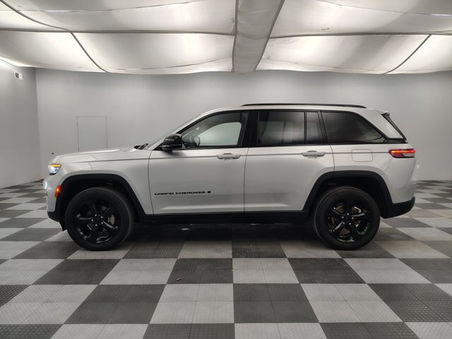 Used 2023 Jeep Grand Cherokee Altitude AWD/4WD image 6
