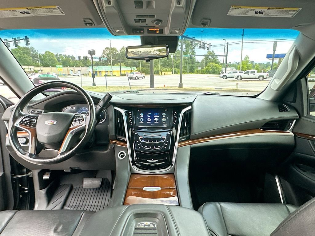 Used 2019 Cadillac Escalade Luxury RWD image 3