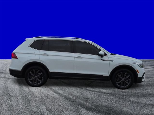 Used 2022 Volkswagen Tiguan SE w/ Panoramic Sunroof Package FWD image 3